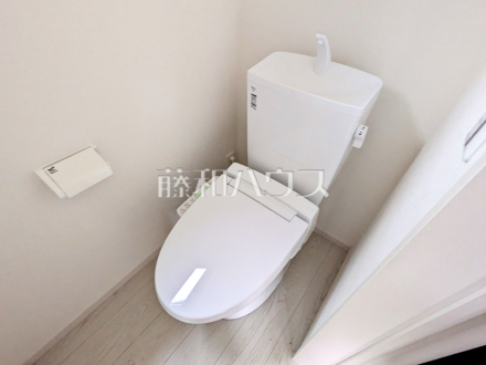 2号棟　温水洗浄機能付きトイレ　【多摩市聖ヶ丘３丁目】
　温水洗浄機能付きトイレで清潔にご使用いただけます。　／撮影日2025/02/02