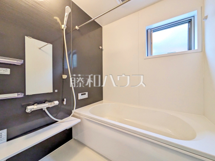 2号棟　浴室　【多摩市聖ヶ丘３丁目】
高い位置に窓があるため外部からの視線も気にならず入浴できそうです。　／撮影日2025/02/02