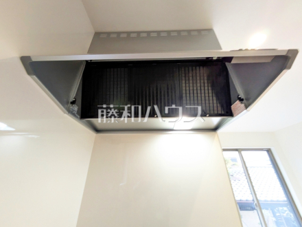 2号棟　レンジフード　【多摩市聖ヶ丘３丁目】
　お手入れのしやすいレンジフードは見た目もスッキリしていて、料理時の油煙やニオイを効率的に外に出せます。　／撮影日2025/02/02