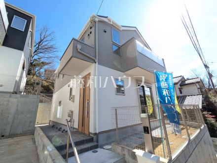 2号棟　外観　【多摩市聖ヶ丘３丁目】道路面よりやや高い位置で建築しているため、1階でも人の目線が気になることはありません。　／撮影日2025/02/24