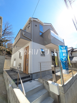 2号棟　外観　【多摩市聖ヶ丘３丁目】
周辺は落ち着いた雰囲気の住宅地です。小さなお子様がいるご家庭も安心です。／撮影日2025/02/24