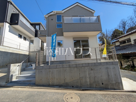 2号棟　外観　【多摩市聖ヶ丘３丁目】直線的ですっきりとしたデザインが、お客様のお住まいを都会的に印象づけます。　／撮影日2025/02/24
