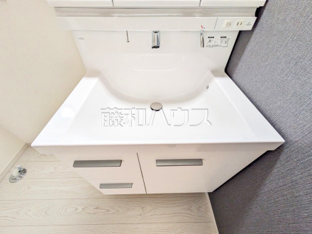 2号棟　洗面室　【多摩市聖ヶ丘３丁目】
洗面ボウルは広々平らな底面なので付け置き洗い等できます。深さがあるので水も飛び散らず使い勝手便利です。
／撮影日2025/02/02