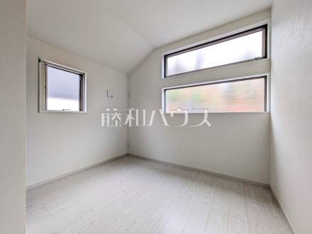 2号棟　居室　【多摩市聖ヶ丘３丁目】
木目が美しいウッディなフローリングの居室は、穏やかで心安らぐ空間となるでしょう。　／撮影日2025/02/02