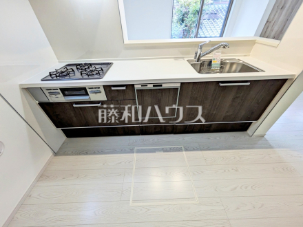 2号棟　キッチン　【多摩市聖ヶ丘３丁目】
使いやすくスタイリッシュなシステムキッチンには、毎日お使いになる方の視点が存分に活かされています。　／撮影日2025/02/02