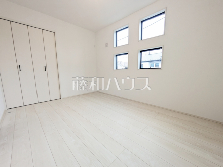 2号棟　居室　【富士見市大字水子】
幼い頃のたくさんの想い出が詰まった実家の部屋。それは特別な場所としていつまでも心に残っています。いつかこの部屋が子供たちにとってのそのような場所になるのかな？　／撮影日2025/03/29