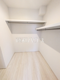 2号棟　ウォークインクローゼット　【富士見市大字水子】
収納力豊富なウォークインクローゼットで、バッグや小物類も片付きます。　／撮影日2025/03/29