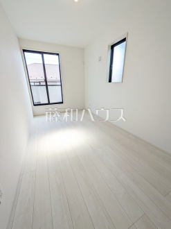 6号棟　居室　【富士見市大字水子】
幼い頃のたくさんの想い出が詰まった実家の部屋。それは特別な場所としていつまでも心に残っています。いつかこの部屋が子供たちにとってのそのような場所になるのかな？　／撮影日2025/03/30