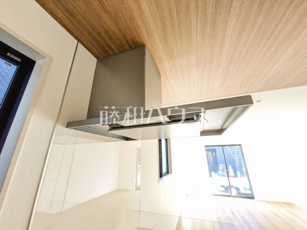 1号棟　 お手入れのしやすいレンジフードは見た目もスッキリしていて、料理時の油煙やニオイを効率的に外に出せます。 　【清瀬市竹丘３丁目】／撮影日2025/02/06