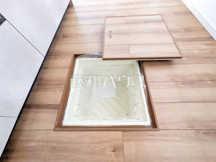 1号棟　 床下に収納スペースを埋め込んでいるので、見た目がすっきりします。また、食料品の備蓄や備品置き場としても適しているので、防災対策にも適しております！ 　【清瀬市竹丘３丁目】／撮影日2025/02/06
