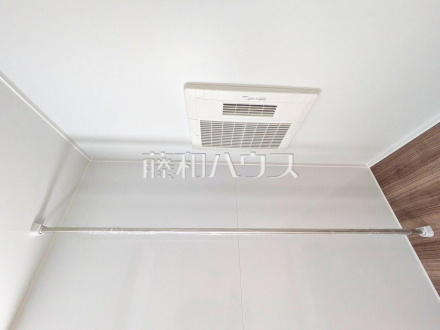 浴室乾燥機(浴室内上部)　雨の日の強い味方！浴室換気乾燥機付きユニットバスで洗濯物が乾かせます／撮影日2025/02/06
