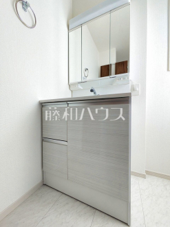 1号棟　 三面鏡付きの洗面台。鏡の裏にも収納があり、歯ブラシや化粧品等もすっきり収納できます。 　【清瀬市竹丘３丁目】／撮影日2025/02/06