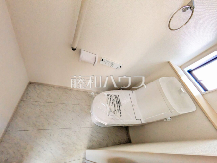 1号棟　 各階にトイレがあると、朝の忙しい時間帯などに便利です。 また、夜中も1階まで下りずにすみます。 【清瀬市竹丘３丁目】／撮影日2025/02/06