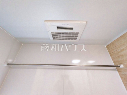 浴室乾燥機(浴室内上部)　雨の日の強い味方！浴室換気乾燥機付きユニットバスで洗濯物が乾かせます。 
／撮影日2025/03/13