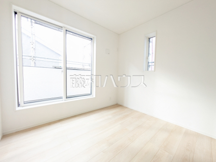 2号棟　居室　【府中市日新町３丁目】
木目が美しいウッディなフローリングの居室は、穏やかで心安らぐ空間となるでしょう。　／撮影日2024/10/04