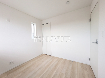 ≪2号棟　その他居室≫各部屋に収納も完備されるため、部屋もしっかり片付きそうですね♪【府中市日新町３丁目】
／撮影日2024/10/04