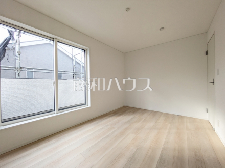 ≪2号棟　その他居室≫主寝室は南面に面した6.75帖の陽だまりスペース♪／撮影日2024/10/04