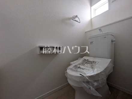 2号棟　温水洗浄機能付きトイレ　【府中市日新町３丁目】
　温水洗浄機能付きトイレで清潔にご使用いただけます。　／撮影日2024/10/04