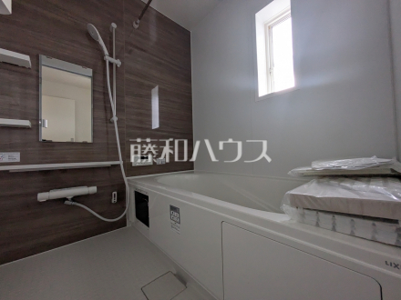 ≪2号棟　浴室≫足を伸ばして入れるバスタブで、ゆっくり一日の疲れを癒して下さい。　／撮影日2024/10/04