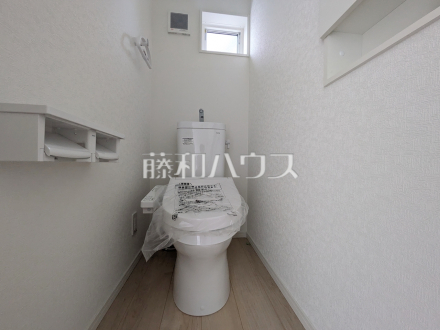 ≪4号棟　トイレ≫１、２階にウォシュレット付の省エネタイプのお手洗いが完備されております♪【府中市日新町３丁目】／撮影日2024/10/04
