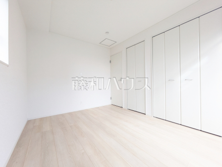 ≪4号棟　その他居室≫　各部屋に収納も完備されるため、部屋もしっかり片付きそうですね♪【府中市日新町３丁目】／撮影日2024/10/04