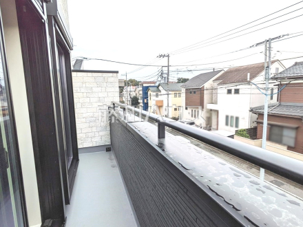 1号棟　バルコニー　【国立市中２丁目】気軽に外へ出られて気分転換ができるバルコニー。テレワークや家事の合間に外の空気をめいっぱい吸って深呼吸すると気持ちがいいですね。
／撮影日2024/11/15