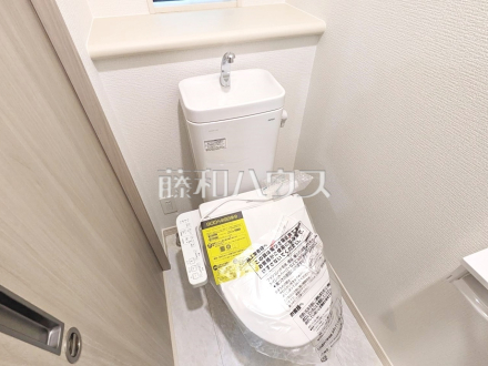 1号棟　トイレ　【国立市中２丁目】清潔さを保てる温水洗浄機能付きトイレ♪　窓を設けた明るい空間で換気も可能です！
／撮影日2024/11/15