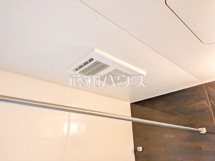 2号棟　浴室換気乾燥機　【国立市中２丁目】　雨の日の強い味方！浴室換気乾燥機付きユニットバスで洗濯物が乾かせます。
／撮影日2025/03/02