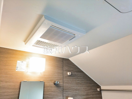浴室乾燥機(浴室内上部)　雨の日の強い味方！浴室換気乾燥機付きユニットバスで洗濯物が乾かせます／撮影日2025/03/02