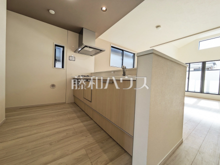 2号棟　キッチン　【調布市飛田給３丁目】
キッチンから見渡せるリビングダイニングで、お料理中も会話が弾みます　／撮影日2025/02/07