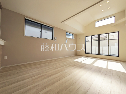 2号棟　リビング　【調布市飛田給３丁目】
約21帖のゆったりリビング。家族でテーブルを囲む素敵な時間をお愉しみ下さい。　／撮影日2025/02/07