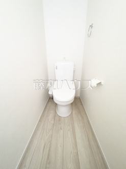 2号棟　トイレ　【調布市飛田給３丁目】
各階にトイレがあると、階段の上り下りをせずに済むため就寝時なども便利です。　／撮影日2025/01/26