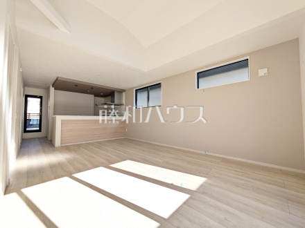 2号棟　リビング　【調布市飛田給３丁目】
ナチュラルな色を基調とした落ち着きのあるリビングダイニングは、リラックスできる癒し空間です。　／撮影日2025/01/26