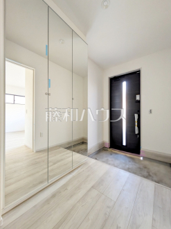 2号棟　その他内観　【調布市飛田給３丁目】
玄関には姿見がございます。身だしなみを最終チェックをして出掛けましょう！　／撮影日2025/01/26