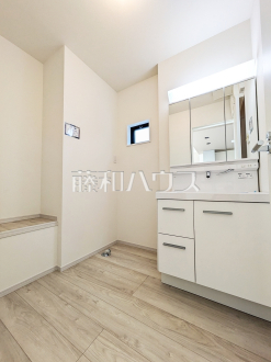 2号棟　洗面室　【調布市飛田給３丁目】
洗面室にはバスタオルや洗面具などをきれいに整理できるリネン庫を設置しました。　／撮影日2025/02/07