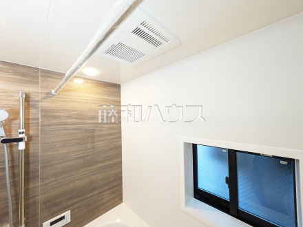 1号棟　冷暖房・空調設備　【立川市錦町１丁目】　 換気機能によってバスルーム内のカビの発生を抑制できます。夜間や雨天時の洗濯物の乾燥に便利な乾燥機能も装備。 ／撮影日2025/02/28