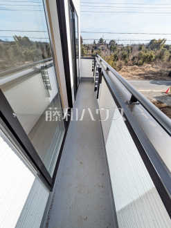 3号棟　バルコニー　【調布市深大寺北町７丁目】
奥行きのあるワイドバルコニー！お洗濯物の多い日でもいっきに干せますね。　／撮影日2025/01/19