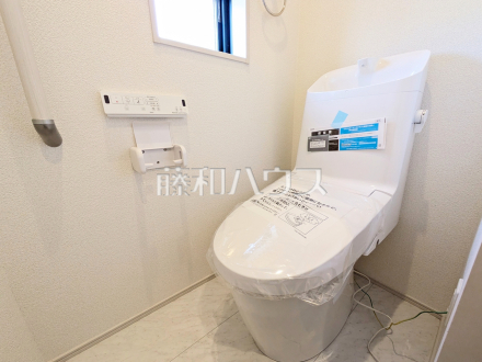 3号棟　温水洗浄機能付きトイレ　【調布市深大寺北町７丁目】
　温水洗浄機能付きトイレで清潔にご使用いただけます。　／撮影日2025/01/19