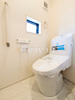 3号棟　トイレ　【調布市深大寺北町７丁目】
各階にトイレがあると、階段の上り下りをせずに済むため就寝時なども便利です。　／撮影日2025/01/19