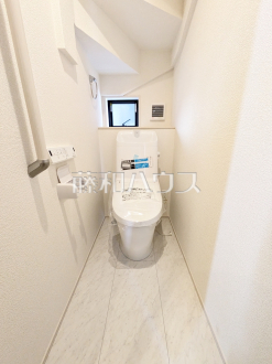 10号棟　トイレ　【調布市深大寺北町７丁目】
各階にトイレがあると、階段の上り下りをせずに済むため就寝時なども便利です。　／撮影日2025/02/17