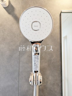 10号棟　スイッチ付シャワーヘッド　【調布市深大寺北町７丁目】
　浴室のシャワーは手元で止水ができるスイッチ付シャワーヘッドにより、さらに節水効果がアップします。　／撮影日2025/02/17