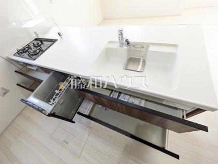 10号棟　キッチン　【調布市深大寺北町７丁目】

収納力豊富なシステムキッチン。床下収納も付いてキッチンスペースはいつでもスッキリ！　／撮影日2025/02/17