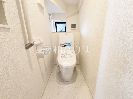 10号棟　温水洗浄機能付きトイレ　【調布市深大寺北町７丁目】
　温水洗浄機能付きトイレで清潔にご使用いただけます。　／撮影日2025/02/17
