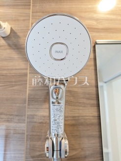 13号棟　スイッチ付シャワーヘッド　【調布市深大寺北町７丁目】
　浴室のシャワーは手元で止水ができるスイッチ付シャワーヘッドにより、さらに節水効果がアップします。　／撮影日2025/04/25