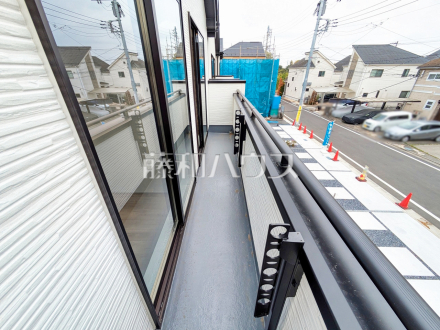 13号棟　バルコニー　【調布市深大寺北町７丁目】
奥行きのあるワイドバルコニー！お洗濯物の多い日でもいっきに干せますね。　／撮影日2025/04/25