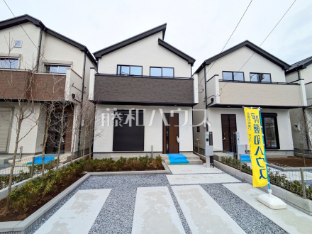 《13号棟　外観》 戸建住宅が立ち並ぶ住宅地。静かな時間の流れ。ゆっくりと傾きを変えていく陽の光が清楚な家々を色鮮やかに演出してくれます。 　【調布市深大寺北町７丁目】／撮影日2025/03/24