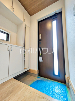 13号棟　玄関　【調布市深大寺北町７丁目】
自然光を取り入れ明るい空間になるよう設計された玄関です。　／撮影日2025/04/25