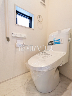 13号棟　トイレ　【調布市深大寺北町７丁目】
各階にトイレがあると、朝の忙しい時間帯などに便利です。 また、夜中も1階まで下りずにすみます。　／撮影日2025/04/25