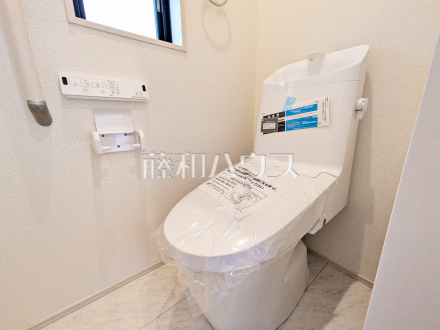 13号棟　温水洗浄機能付きトイレ　【調布市深大寺北町７丁目】
　温水洗浄機能付きトイレで清潔にご使用いただけます。　／撮影日2025/04/25