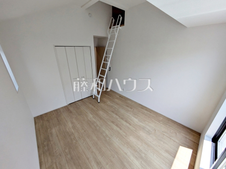 ≪1号棟　居室≫木目が美しいウッディなフローリングの居室は、穏やかで心安らぐ空間となるでしょう。　【調布市深大寺北町７丁目】
／撮影日2025/06/28